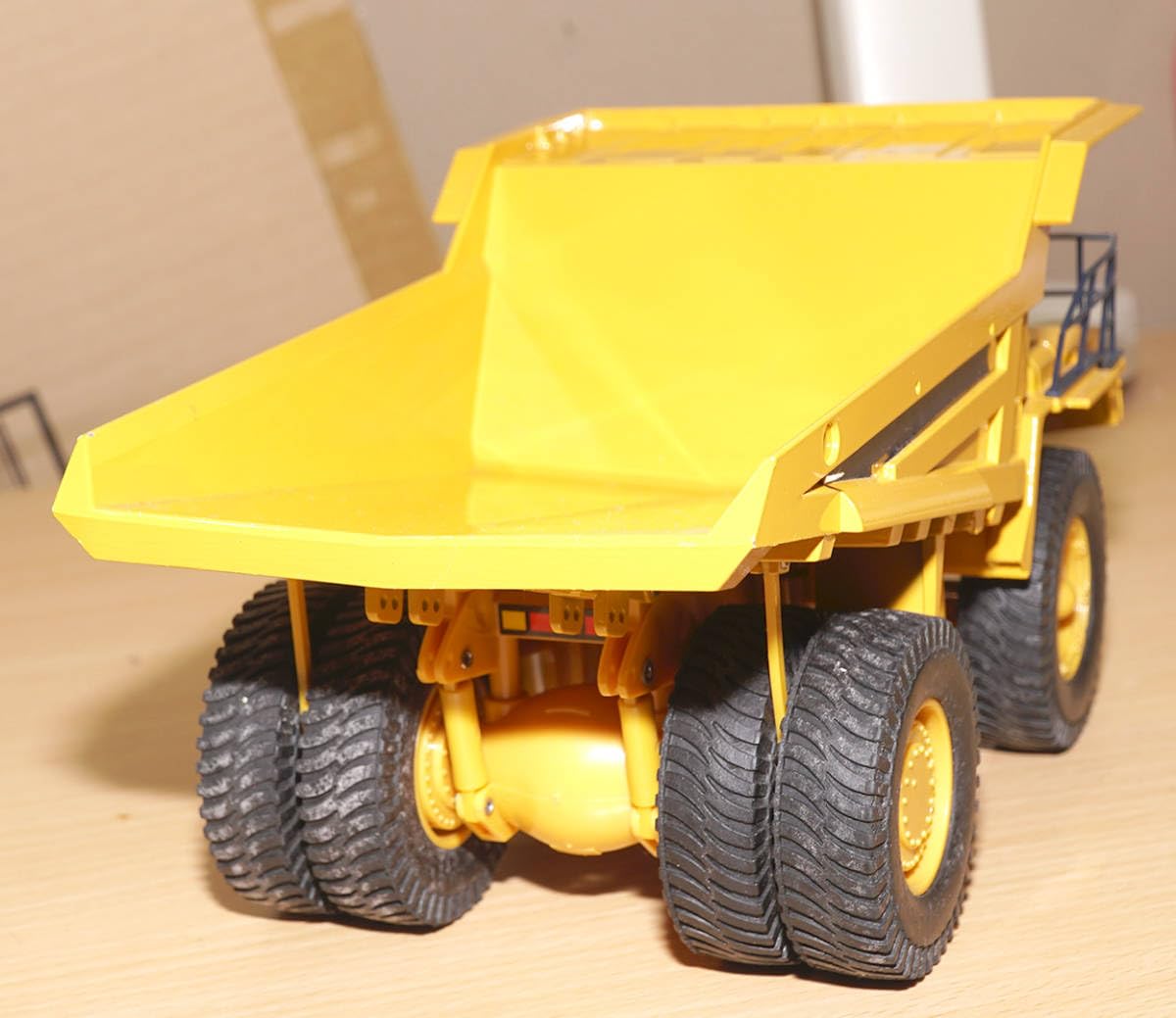 ミニカー 1/50 コマツ HD785-7ダンプトラック イエロー